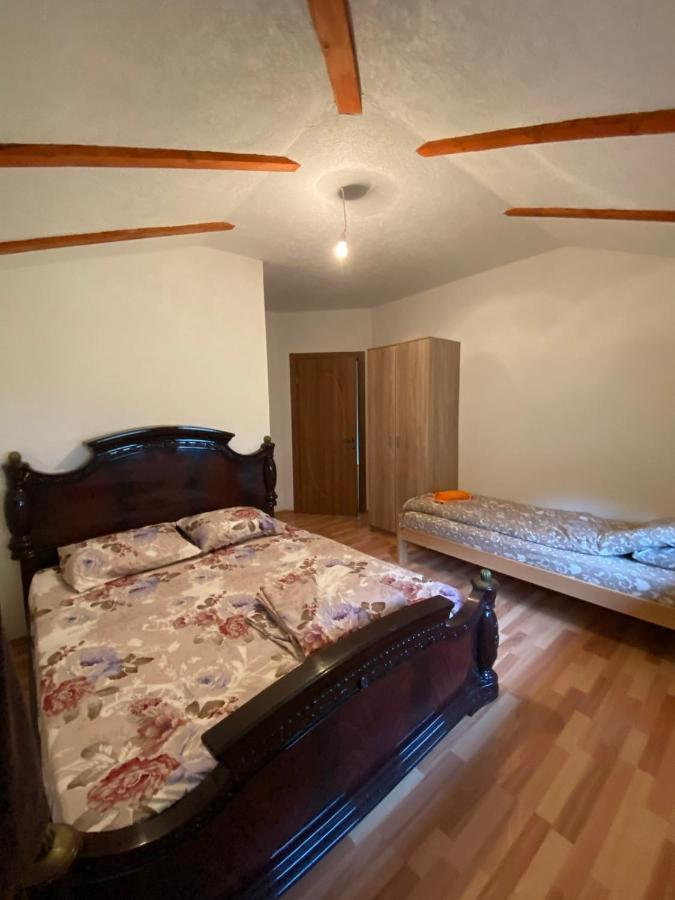 Hotel Shpija E Gjyshit Vuthaj à Gusinje Extérieur photo